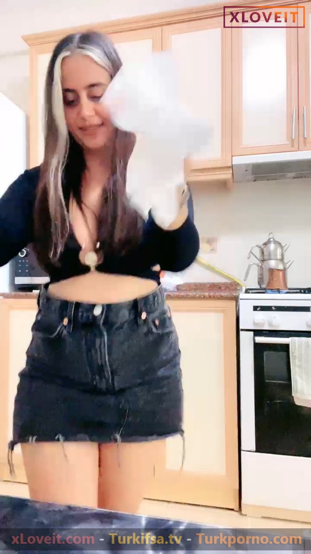 Ayşe Elbi ifşa Yayında kot eteğiyle halay çekti