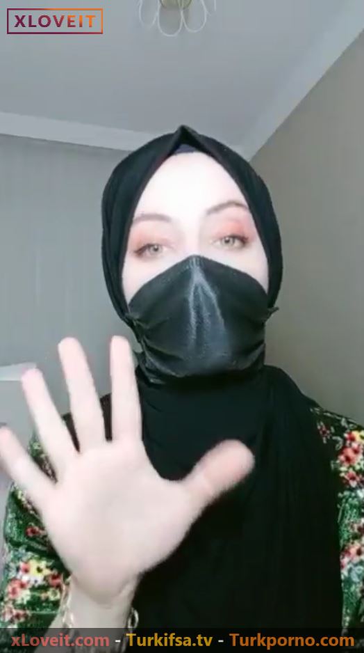 Tango Boncuk ifşa Uzun elbisesiyle yayında çalkaladı