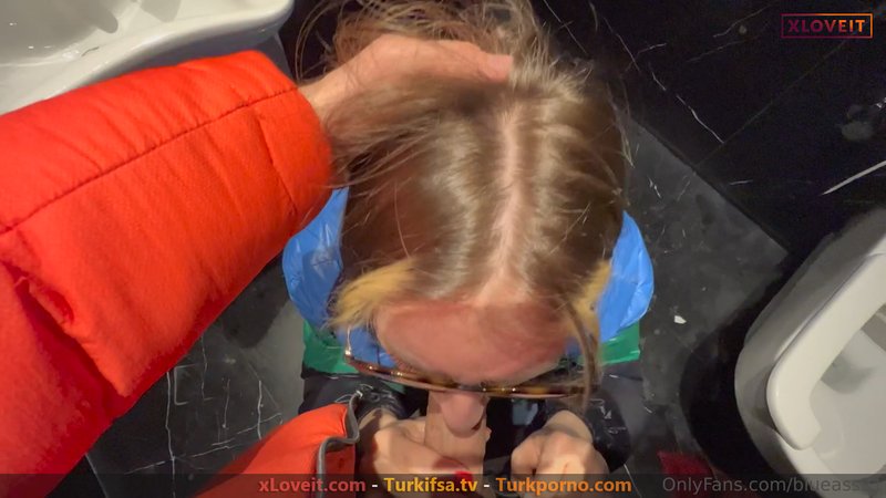 Tuvalette Seks Blueass31 diz çöküp yaladıktan sonra sikildi